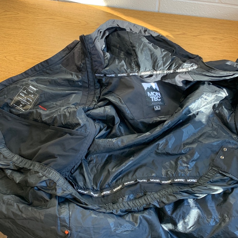 Nice montec jacket lightly used warm insulated for skiing/ snowboarding